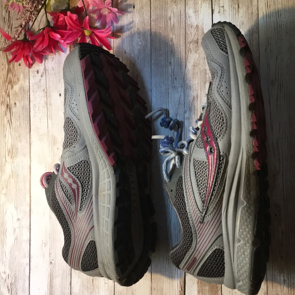 Saucony shoes woman’s size 8.5 grey maroon